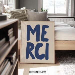 Arte mural tipográfico "Merci", diseño de fuente divertida en azul rey, cita ecléctica francesa, decoración de pared para apartamento moderno (1967)