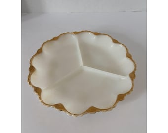 Plato para aperitivos de vidrio opalino Anchor Hocking Fire King, dividido, con borde dorado, estilo vintage.