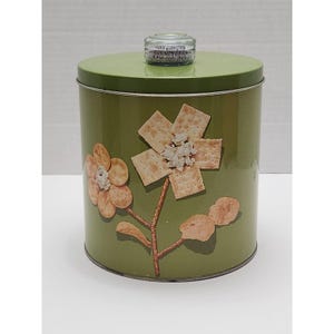 vintage Luce Mfg. Co. Krispy Kan, fleurs jaunes de craquelin avec bouton DRI-BOUTON magique bleu