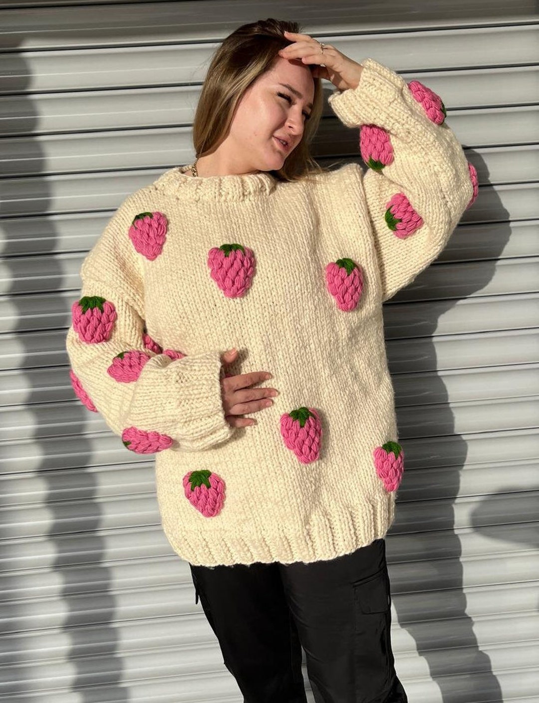 Maglione lavorato a mano a forma di fragola: cardigan in lana