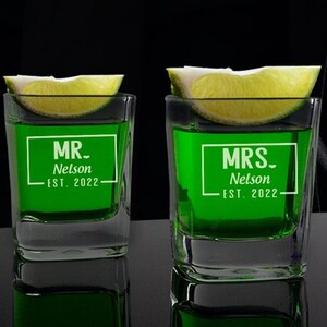 Mr. & Mrs. Shot Glasses, Wedding Shot Glasses, Wedding Favors, Personalized Shot Glasses, Wedding Shot Glasses, Bridesmaid Gifts