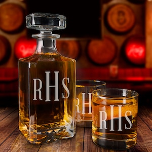 Personalized Monogram Whiskey Decanter Set With Glasses / Whiskey Glasses / Groomsmen Gift / Christmas Gift / Husband Gift