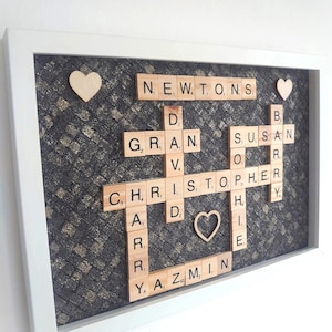 Marco de fotos de Scrabble personalizado con estilo de escala oscura y dorada con nombres familiares de madera hechos a mano