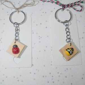 Lindo chaveiro de letras de Scrabble de madeira feito à mão com opção de design de abelha, joaninha, coração ou estrela. Presente perfeito ou enchimento de meia.