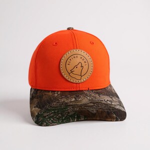 Czapka typu trucker Blaze Orange / RealTree Edge | Skórzana naszywka z zatrzaskiem | Czapka myśliwska Alpine Howl Outdoor