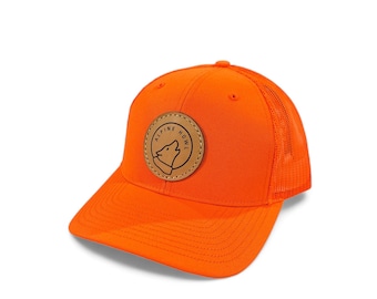 Gorra de camionero naranja brillante / Cierre ajustable con parche de cuero / Alpine Howl Outdoors