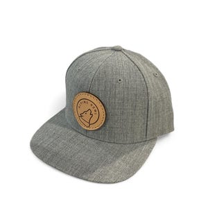 Gorra gris de visera plana con cierre ajustable / Gorra con parche de cuero Alpine Howl