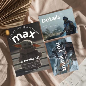 Puede incluir: Tres tarjetas de invitaci&oacute;n con tem&aacute;tica de Star Wars. Una tarjeta presenta el texto "&Uacute;nase a nosotros para celebraciones" y "max" con una imagen de Grogu. La segunda tarjeta dice "Detalles" con una imagen del Mandaloriano. La tercera tarjeta dice "gracias".