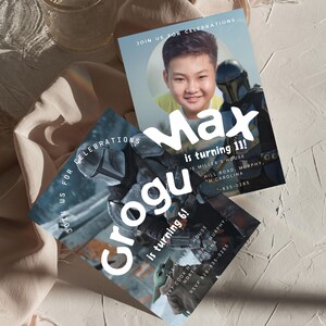 Puede incluir: Dos invitaciones de fiesta con tem&aacute;tica de Star Wars. Una presenta a un ni&ntilde;o y el texto "&iexcl;Max cumple 11 a&ntilde;os!" La otra muestra a Grogu y el texto "&iexcl;Grogu cumple 6 a&ntilde;os!" Ambas tarjetas tienen el texto "&Uacute;nete a nosotros para celebraciones".