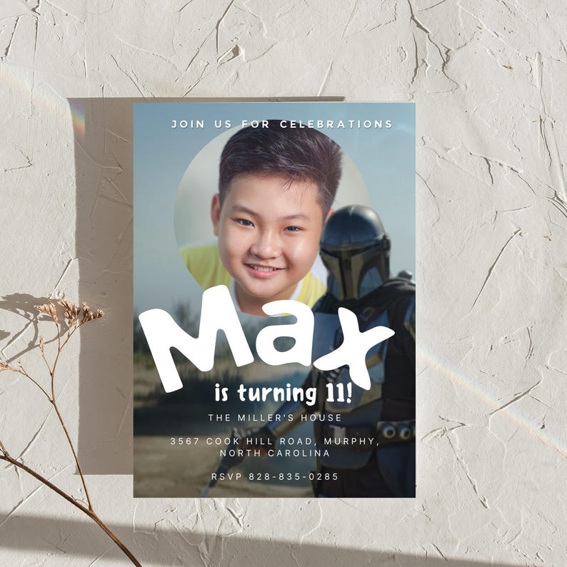 Puede incluir: Invitaci&oacute;n de cumplea&ntilde;os con una foto de un ni&ntilde;o y un personaje de ciencia ficci&oacute;n. La invitaci&oacute;n incluye el nombre "Max", la edad "11" y los detalles del evento. El fondo es un degradado de azul y blanco.