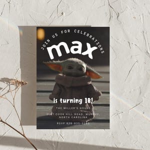 Puede incluir: Invitaci&oacute;n de cumplea&ntilde;os con el personaje de Star Wars, Grogu, y el nombre "max" en blanco. La invitaci&oacute;n incluye el texto "is turning 10!" y detalles del evento: The Miller's House, 3567 Cook Hill Road, Murphy, North Carolina, e informaci&oacute;n RSVP.