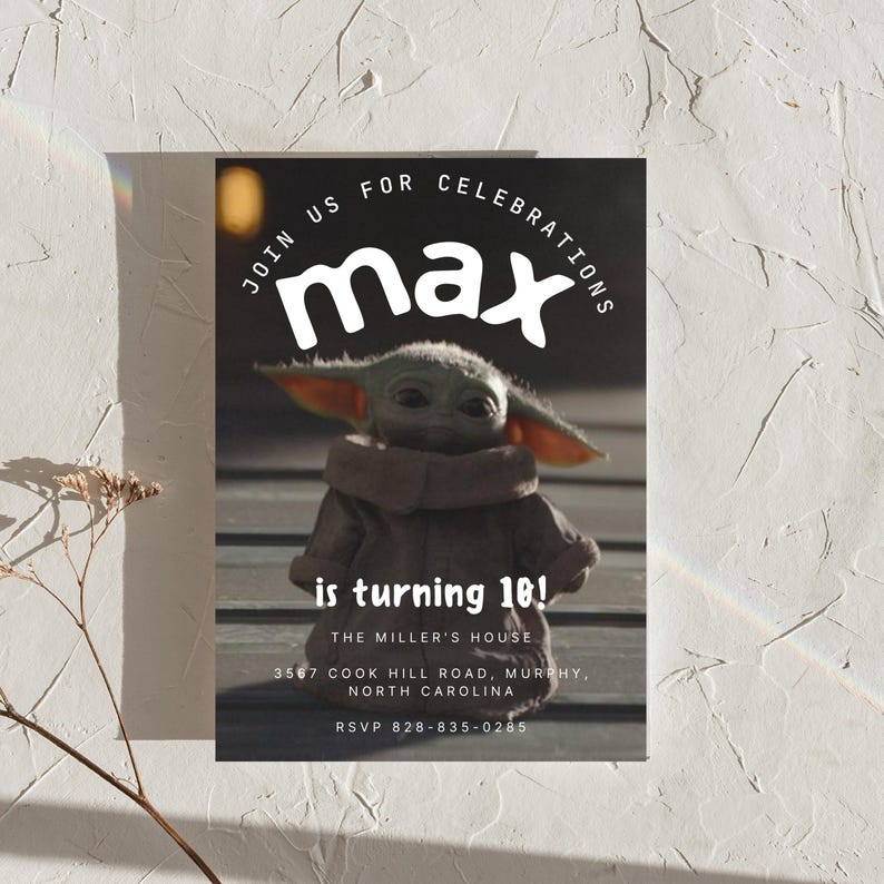 Puede incluir: Invitaci&oacute;n de cumplea&ntilde;os con el personaje de Star Wars, Grogu, y el nombre "max" en blanco. La invitaci&oacute;n incluye el texto "is turning 10!" y detalles del evento: The Miller's House, 3567 Cook Hill Road, Murphy, North Carolina, e informaci&oacute;n RSVP.