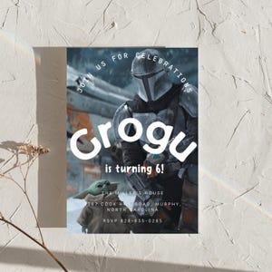 Puede incluir: Una invitaci&oacute;n de cumplea&ntilde;os con Grogu de The Mandalorian. La invitaci&oacute;n incluye el texto "&iexcl;Grogu cumple 6 a&ntilde;os!" y detalles del evento, incluida la informaci&oacute;n de RSVP.