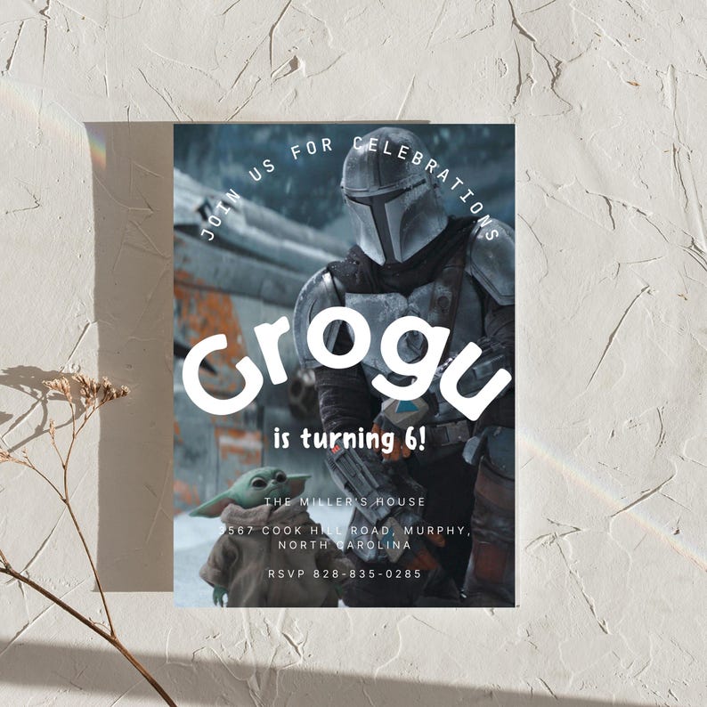 Puede incluir: Una invitaci&oacute;n de cumplea&ntilde;os con Grogu de The Mandalorian. La invitaci&oacute;n incluye el texto "&iexcl;Grogu cumple 6 a&ntilde;os!" y detalles del evento, incluida la informaci&oacute;n de RSVP.