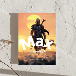 Puede incluir: Una invitaci&oacute;n de cumplea&ntilde;os con tem&aacute;tica de Mandaloriano, sobre un fondo de puesta de sol. El texto de la invitaci&oacute;n dice "&iexcl;Max cumple 4 a&ntilde;os!" con los detalles de la fiesta y la informaci&oacute;n de RSVP.