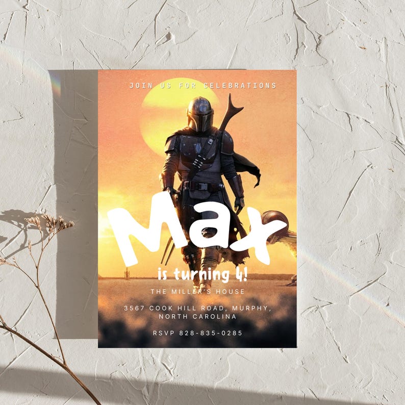 Puede incluir: Una invitaci&oacute;n de cumplea&ntilde;os con tem&aacute;tica de Mandaloriano, sobre un fondo de puesta de sol. El texto de la invitaci&oacute;n dice "&iexcl;Max cumple 4 a&ntilde;os!" con los detalles de la fiesta y la informaci&oacute;n de RSVP.