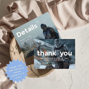 Puede incluir: Dos tarjetas con tem&aacute;tica de Star Wars. Una tarjeta dice "Detalles" con informaci&oacute;n de la fiesta. La otra dice "gracias" con una imagen de The Mandalorian y Grogu. Tarjetas de 14 cm x 10,8 cm.