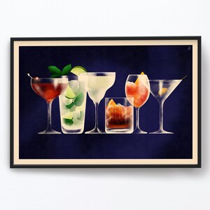 K&ouml;nnte beinhalten: Eine Sammlung von sechs verschiedenen Cocktails in verschiedenen Gl&auml;sern, darunter ein Martini, eine Margarita, ein Cosmopolitan, ein Mojito, ein Negroni und ein Old Fashioned. Die Cocktails sind in einer Reihe auf einem dunkelblauen Hintergrund angeordnet.