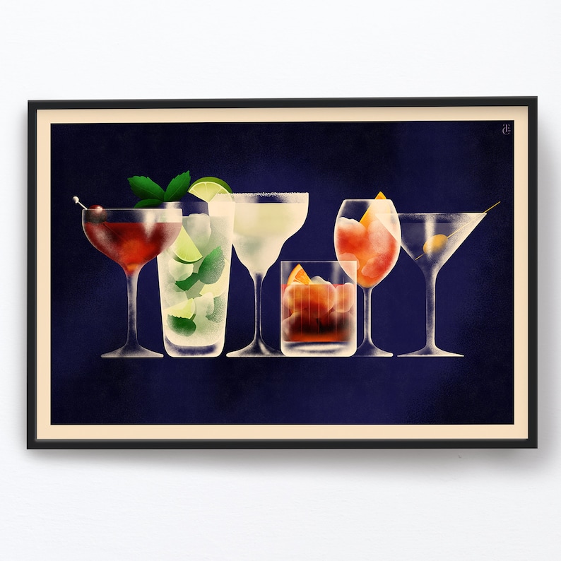 K&ouml;nnte beinhalten: Eine Sammlung von sechs verschiedenen Cocktails in verschiedenen Gl&auml;sern, darunter ein Martini, eine Margarita, ein Cosmopolitan, ein Mojito, ein Negroni und ein Old Fashioned. Die Cocktails sind in einer Reihe auf einem dunkelblauen Hintergrund angeordnet.