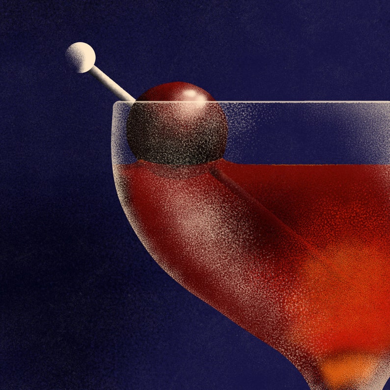 Pu&ograve; includere: Un cocktail rosso in un bicchiere trasparente con una ciliegia su uno stecco. La ciliegia &egrave; parzialmente immersa nella bevanda. Lo sfondo &egrave; blu scuro.