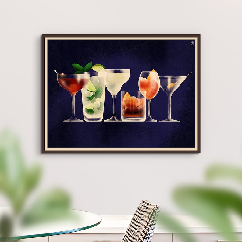 K&ouml;nnte beinhalten: Eine gerahmte Illustration von sechs verschiedenen Cocktails auf dunkelblauem Hintergrund. Die Cocktails umfassen einen Martini, eine Margarita, einen Cosmopolitan, einen Negroni, einen Mojito und einen Whiskey Sour.
