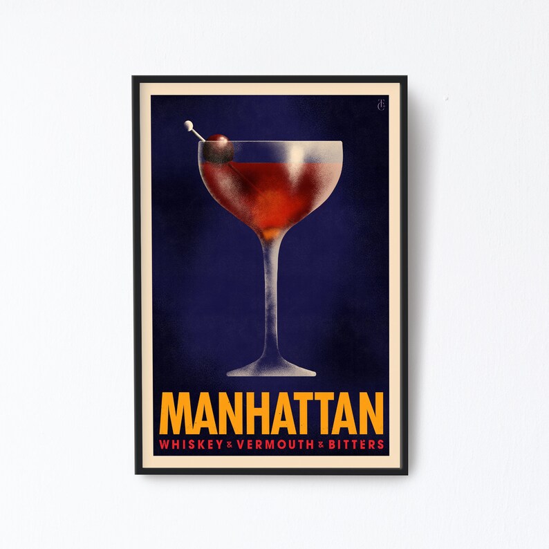 Pu&ograve; includere: Un poster in stile vintage con uno sfondo blu scuro che presenta un bicchiere da cocktail pieno di un liquido rosso e una ciliegia al maraschino su uno stuzzicadenti. Il testo "MANHATTAN" &egrave; in giallo con le parole "WHISKEY & VERMOUTH & BITTERS" in rosso sotto.