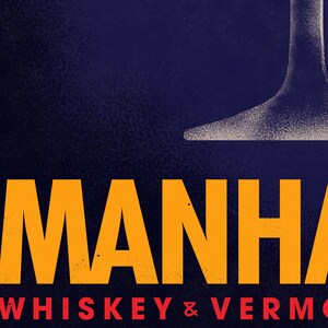 Pu&ograve; includere: Un poster in stile vintage con una grafica gialla della parola "MANHATTAN" e il testo "WHISKEY & VERMOUTH" in rosso sotto. Il poster ha uno sfondo blu con un contorno bianco di un bicchiere da cocktail.