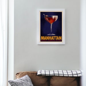 Pu&ograve; includere: Un poster in stile vintage con sfondo blu che presenta un bicchiere da cocktail pieno di un liquido rosso e una ciliegia come guarnizione. Il testo "MANHATTAN" &egrave; in giallo con le parole "WHISKEY + VERMOUTH + BITTERS" in rosso sotto.