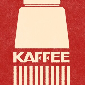Pu&ograve; includere: Un'illustrazione rossa e bianca di una lattina di caff&egrave; con la parola "Kaffee" stampata sul davanti. La lattina ha un coperchio bianco e un motivo a strisce bianche sul fondo.