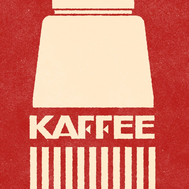 Pu&ograve; includere: Un'illustrazione rossa e bianca di una lattina di caff&egrave; con la parola "Kaffee" stampata sul davanti. La lattina ha un coperchio bianco e un motivo a strisce bianche sul fondo.