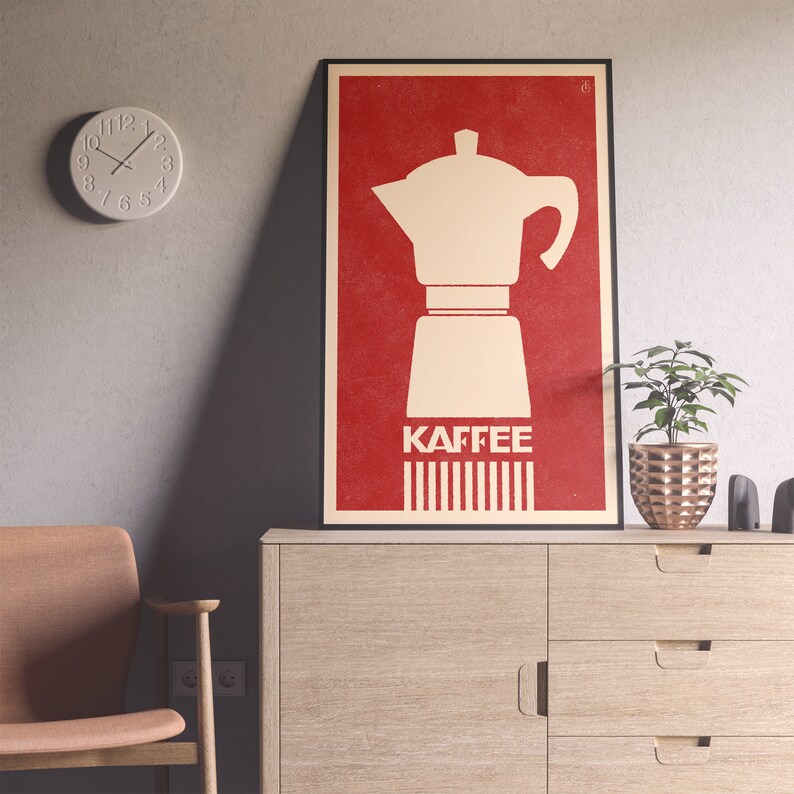 Pu&ograve; includere: Un poster rosso con una silhouette bianca di una caffettiera e la parola "Kaffee" in lettere bianche. Il poster ha un aspetto vintage con uno sfondo testurizzato.