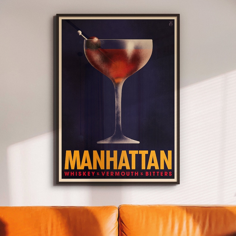 Pu&ograve; includere: Un poster in stile vintage con sfondo blu scuro che presenta un bicchiere da cocktail pieno di un liquido rosso e una ciliegia maraschino su uno stuzzicadenti. Il testo "MANHATTAN" &egrave; in giallo con le parole "WHISKEY * VERMOUTH * BITTERS" in testo giallo pi&ugrave; piccolo sotto.