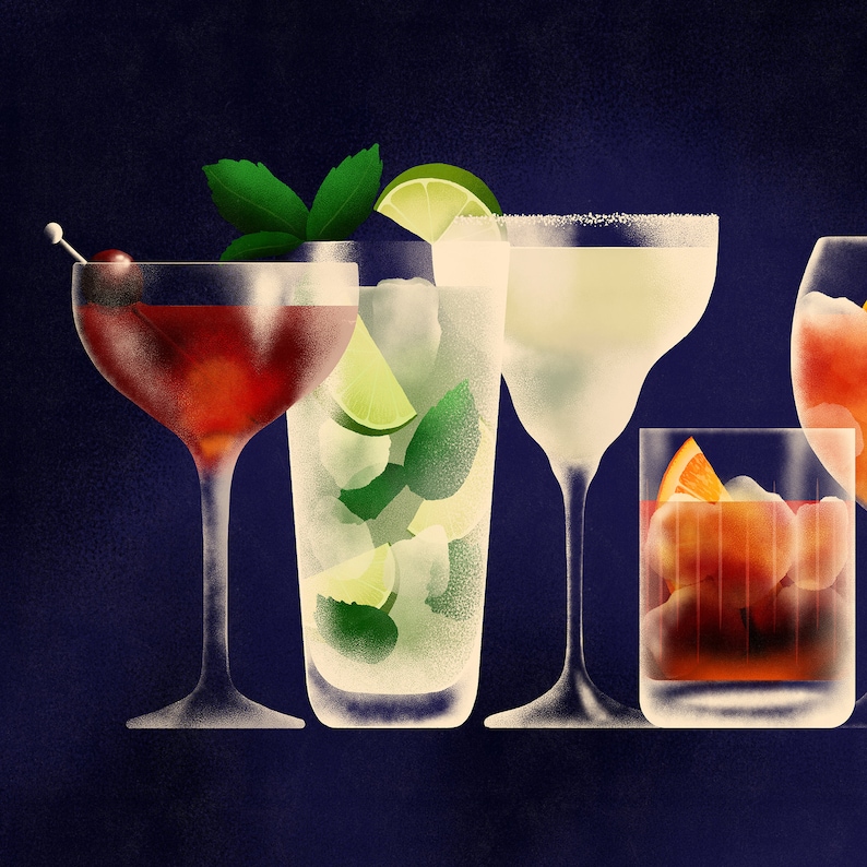 K&ouml;nnte beinhalten: Vier verschiedene Cocktails in klaren Gl&auml;sern. Die Gl&auml;ser stehen auf einem dunkelblauen Hintergrund. Die Cocktails beinhalten einen roten Cocktail mit einer Kirsche, einen gr&uuml;nen Cocktail mit Limette und Minze, einen klaren Cocktail mit einem Salzteigrand und einen dunkelorangenen Cocktail mit einer Orangenscheibe.