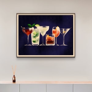 K&ouml;nnte beinhalten: Eine gerahmte Illustration von sieben verschiedenen Cocktails auf dunkelblauem Hintergrund. Die Cocktails umfassen einen Martini, eine Margarita, einen Cosmopolitan, einen Mojito, einen Manhattan, einen Whiskey Sour und einen Daiquiri.