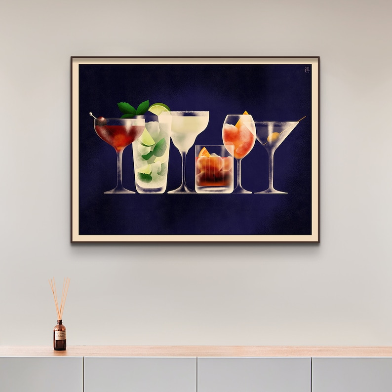 K&ouml;nnte beinhalten: Eine gerahmte Illustration von sieben verschiedenen Cocktails auf dunkelblauem Hintergrund. Die Cocktails umfassen einen Martini, eine Margarita, einen Cosmopolitan, einen Mojito, einen Manhattan, einen Whiskey Sour und einen Daiquiri.