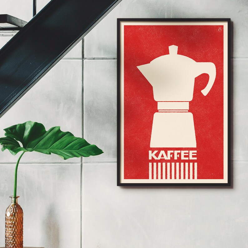 Pu&ograve; includere: Un poster rosso con una silhouette bianca di una caffettiera e la parola "Kaffee" in lettere bianche. La parola "Kaffee" &egrave; ripetuta in uno schema verticale sotto la caffettiera.