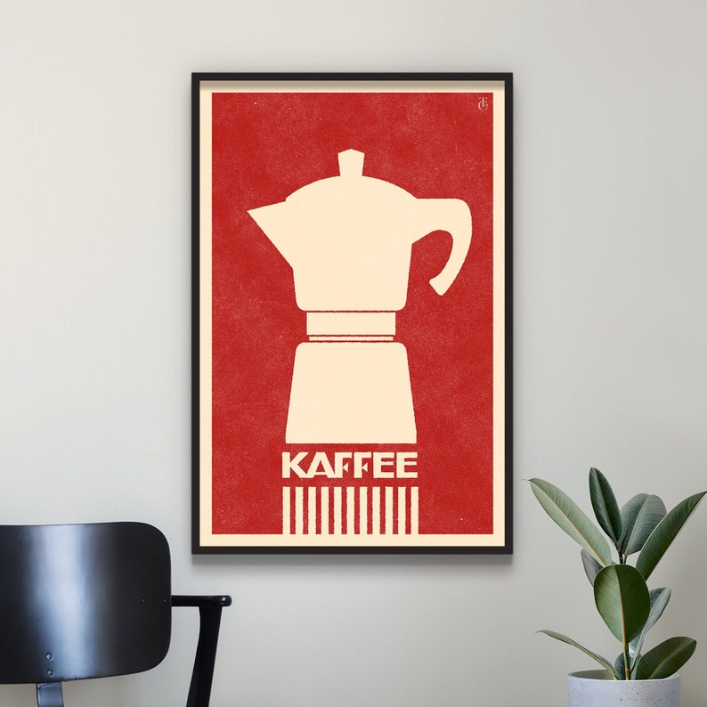 Pu&ograve; includere: Un poster rosso e bianco con un design vintage che presenta una caffettiera e la parola "Kaffee" in lettere bianche. Il poster ha uno sfondo testurizzato.