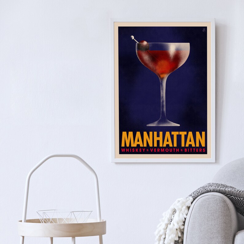 Pu&ograve; includere: Un poster in stile vintage con sfondo blu che presenta un bicchiere da cocktail pieno di una bevanda rossa e una ciliegia come guarnizione. Il testo "MANHATTAN" &egrave; in giallo con le parole "WHISKEY + VERMOUTH + BITTERS" in rosso sotto.