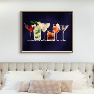 K&ouml;nnte beinhalten: Eine gerahmte Illustration von sechs verschiedenen Cocktails auf dunkelblauem Hintergrund. Die Cocktails umfassen einen Martini, eine Margarita, einen Cosmopolitan, einen Whiskey Sour, einen Mojito und einen Negroni.