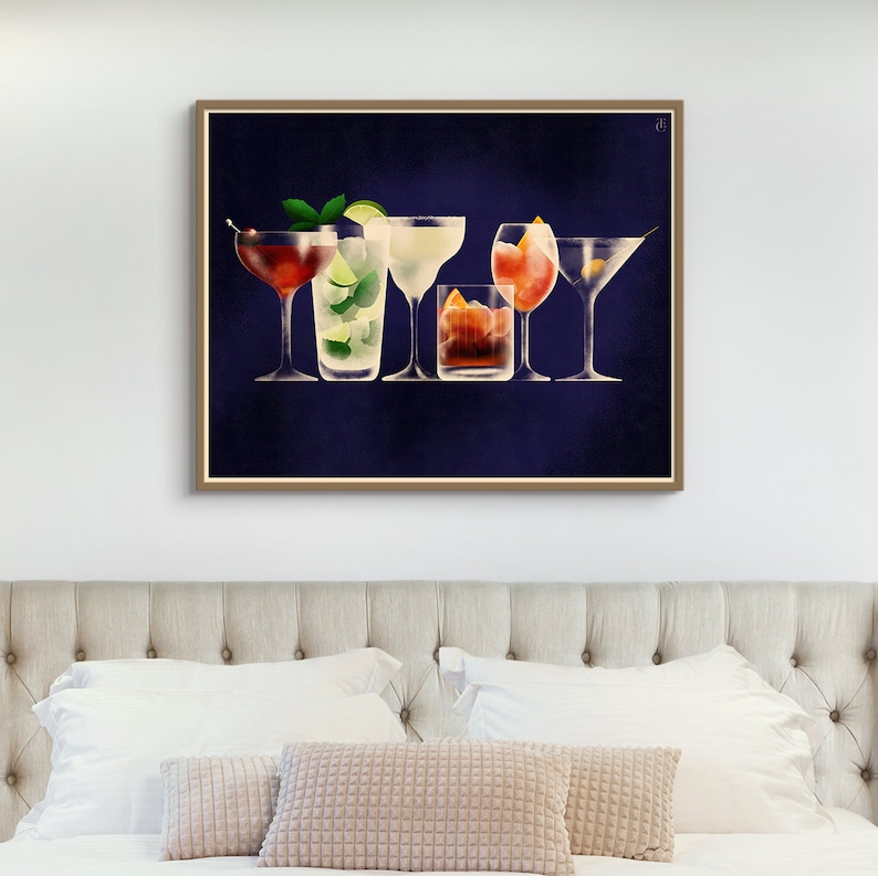 K&ouml;nnte beinhalten: Eine gerahmte Illustration von sechs verschiedenen Cocktails auf dunkelblauem Hintergrund. Die Cocktails umfassen einen Martini, eine Margarita, einen Cosmopolitan, einen Whiskey Sour, einen Mojito und einen Negroni.