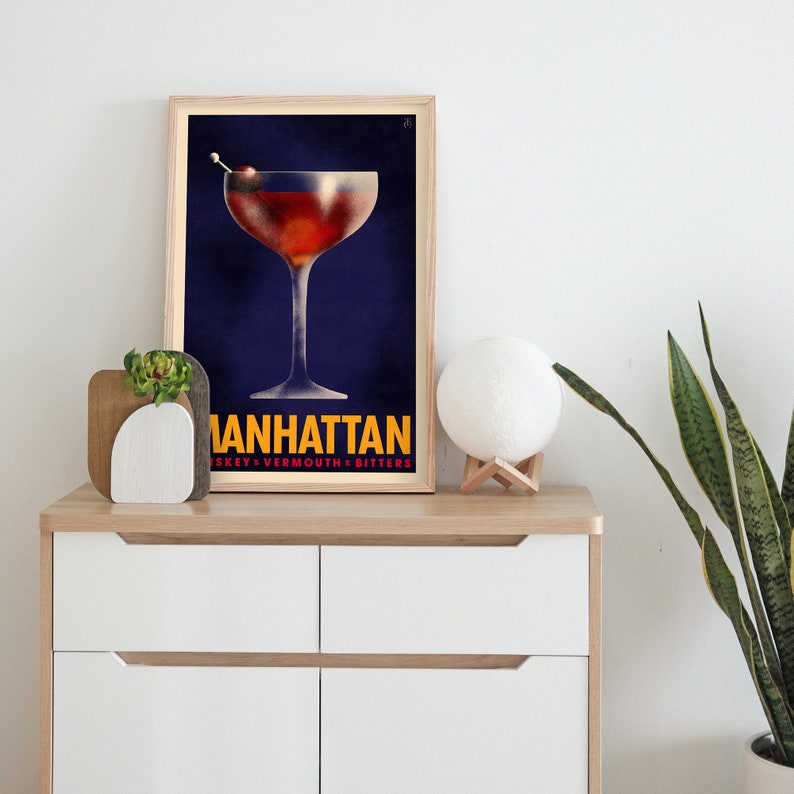 Pu&ograve; includere: Un poster in stile vintage con sfondo blu che presenta un bicchiere da cocktail pieno di una bevanda rossa e una ciliegia come guarnizione. Il testo "MANHATTAN" &egrave; in giallo con le parole "WHISKEY + VERMOUTH + BITTERS" in testo bianco pi&ugrave; piccolo sotto.