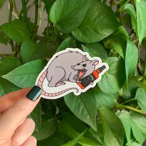 Boze alcoholische rat die zijn whisky bewaakt en zijn tanden venijnig vinylsticker laat zien