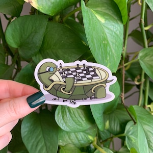 Alter Mann Schildkröte spielt Schach auf seiner Brust Vinyl Aufkleber