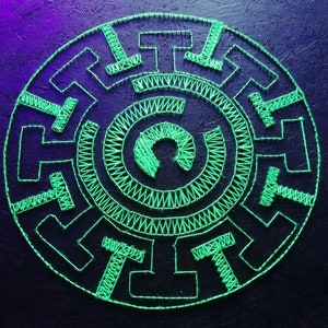 Labyrinth: UV String Art - Psychedelische Wanddeko