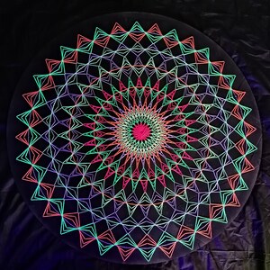 Mandala #8: String Art - UV-aktives Wandbild (100 cm)