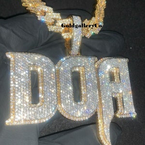 Colgante DOA con letra helada personalizada CZ / Moissanite Diamante redondo 925 Plata de ley / Colgante personalizado / Joyería Hip Hop / Probador de pases