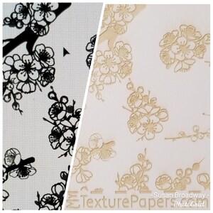 Puede incluir: Dos hojas de papel con un patrón floral. Una hoja es blanca con un patrón floral marrón claro. La otra hoja es negra con un patrón floral blanco. El texto "Texture Paper" es visible en la hoja blanca.