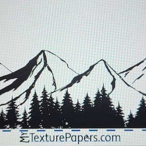 Op de afbeelding: Zwart-witte silhouet van een bergketen met een bos bomen op de voorgrond. De tekst "TexturePapers.com" en "Design 100438" staat onderaan de afbeelding.