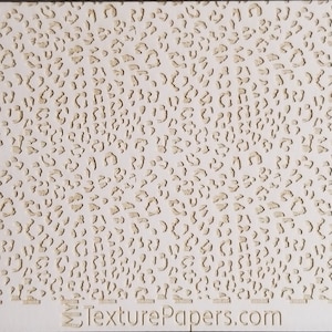 Può includere: Un foglio di carta bianco testurizzato con un motivo ripetitivo di piccole macchie di leopardo marrone chiaro. La carta è etichettata "Design 100158" e "TexturePapers.com".
