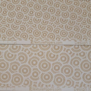 Op de afbeelding: Een wit, gestructureerd papier met een herhalend patroon van tan-kleurige concentrische cirkels. De tekst "TexturePapers.com" en "Design 100480B" is gedrukt aan de bovenkant van het papier. De tekst "TexturePapers.com" en "Design 100480A" is gedrukt aan de onderkant van het papier.